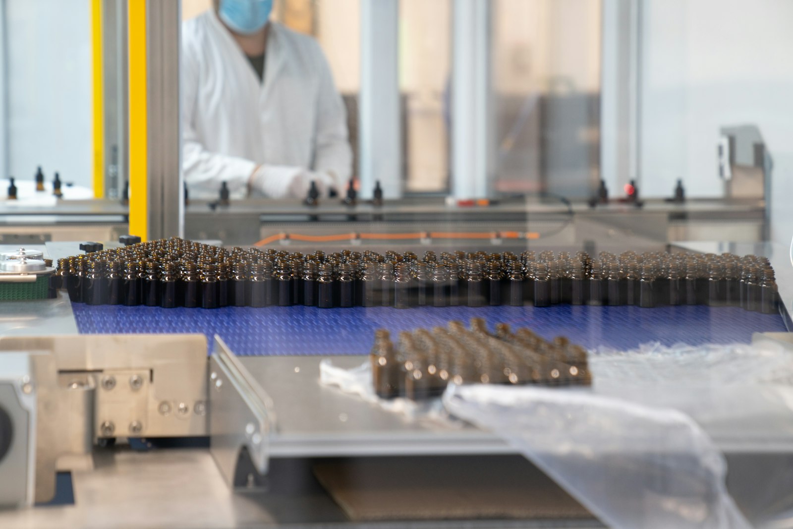Vials moving along a pharmaceutical filling line