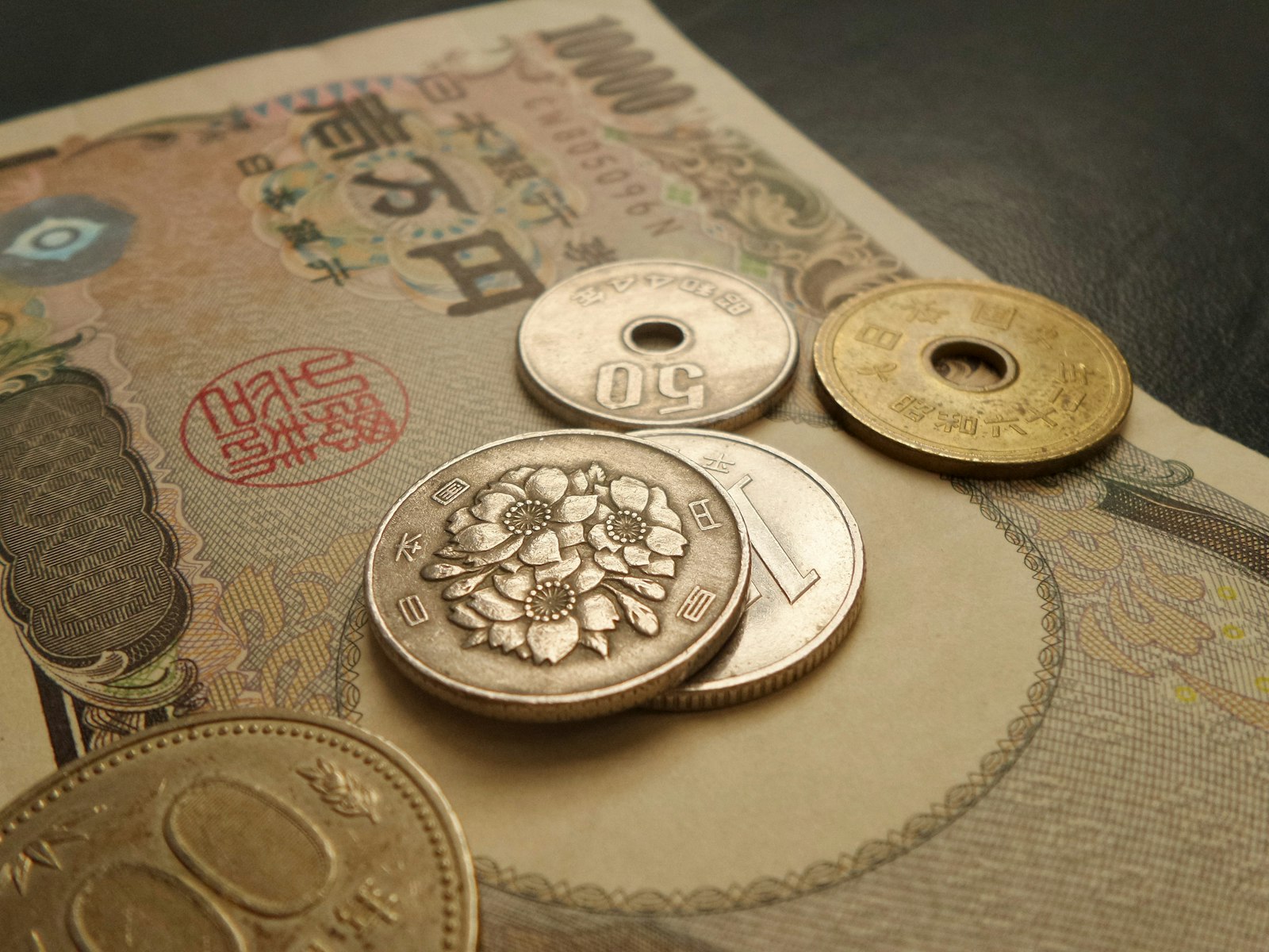 Japanese yen coins resting on banknotes