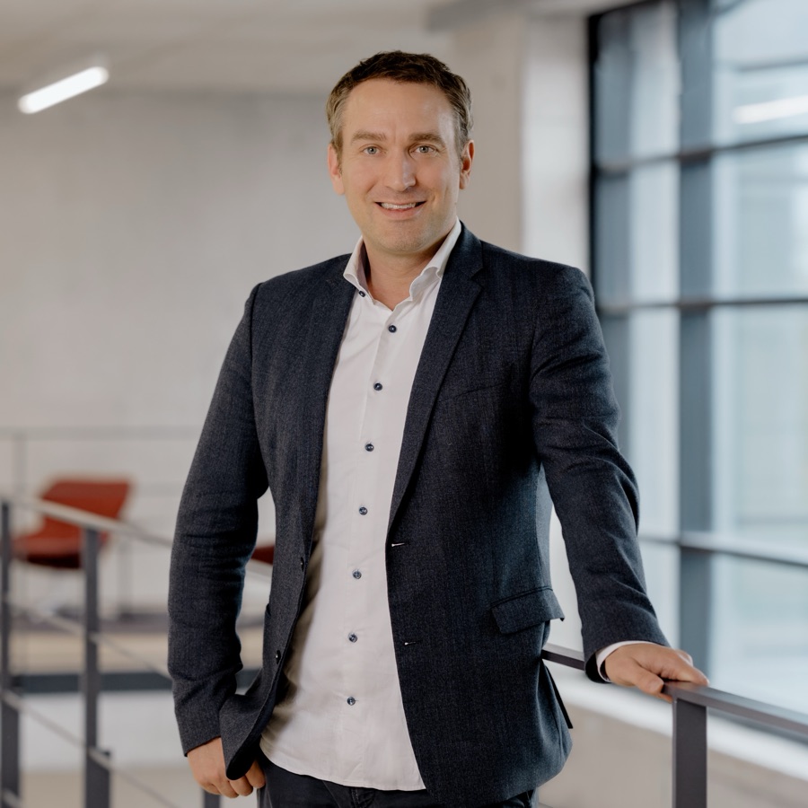 Portrait of Simon Herzog of UnternehmerTUM.